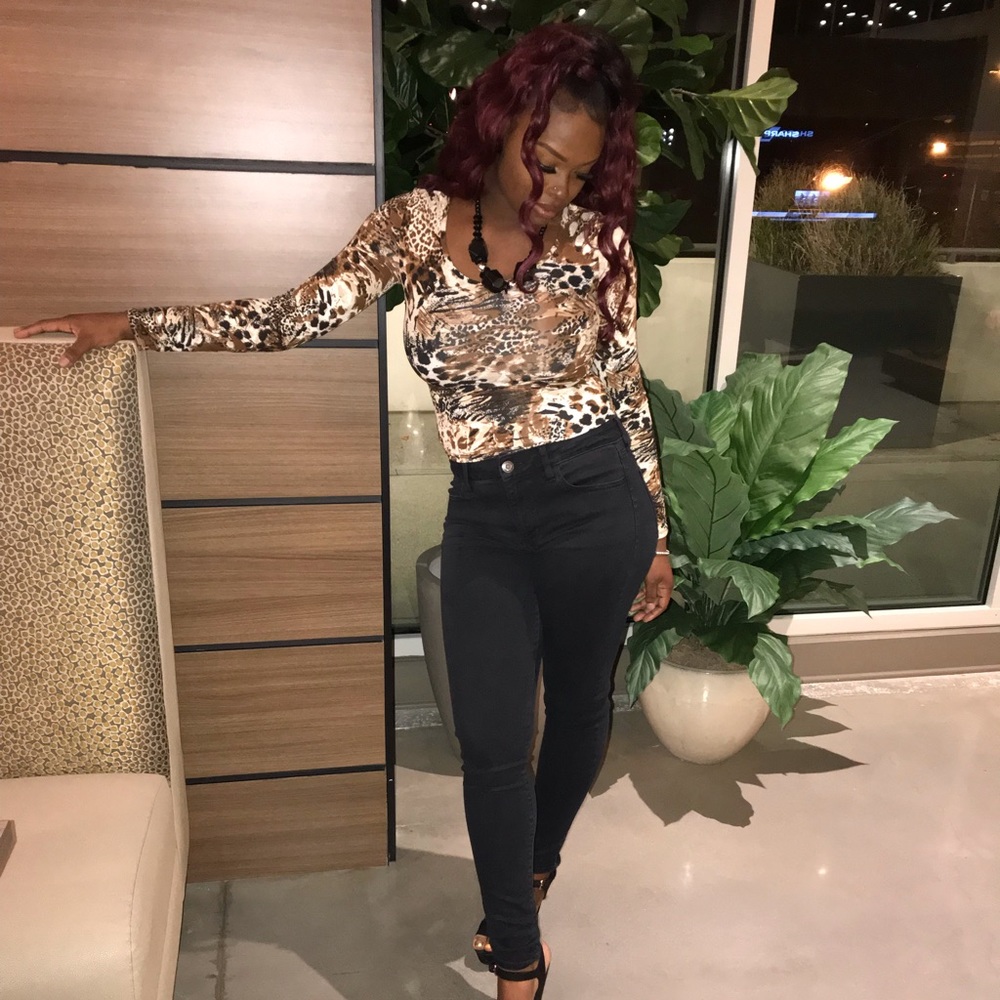 Scoop neck Top - A stretch knit print top